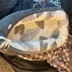 Mamibaby lounger. Gray and white leaf.